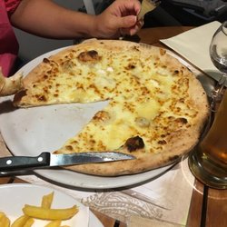 Purtroppo la foto non comunica la bontà della pizza 4 formaggi! Assolutamente superba!
