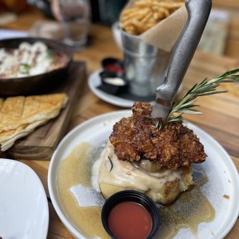 TownHall - W 25th Street Chicken & Cinnamon Roll - New American Near Me - Columbus, Ohio