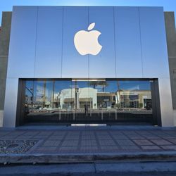 Apple El Paseo Village