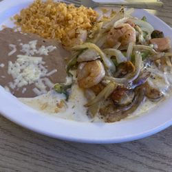 Ay Caramba Mexican Restaurant - Pollo de Cancun. Pollo y camaronea con queso  Arroz y frijoles. SIN CILANTRO!!!