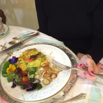Gingerbread Cottage Bed & Breakfast - Wild salmon omelette with potatoes and salad with fresh picked herbs and edible flowers - Bed & Breakfast Near Me - Victoria, British Columbia