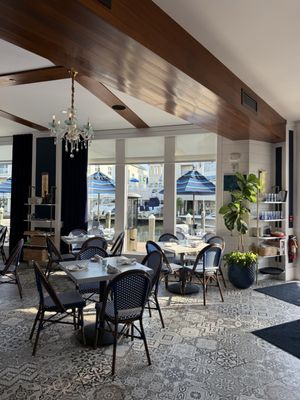 The Syren Oyster & Cocktail Bar by null