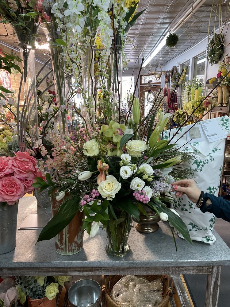 FLEUR DE LIS FLORAL DESIGN Updated September 2024 60 Photos 26 E Genesee St, Skaneateles