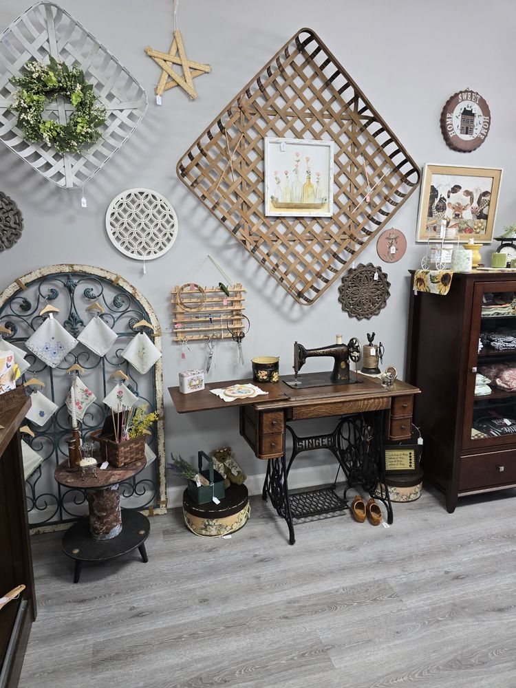 Hive & Seek Vintage & New Boutique Image