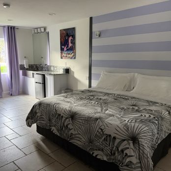 Retreat at Crystal Manatee - King size bedroom - Hotels Near Me - Crystal River, Florida Retreat at Crystal Manatee - King size bedroom - Hotels Near Me - Crystal River, Florida