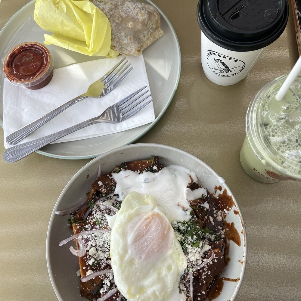 Chilaquiles enfrijolados Breakfast burrito Matcha De Olla Drip Chilaquiles enfrijolados Breakfast burrito Matcha De Olla Drip