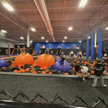 Sky Zone Trampoline Park - Trampoline Parks Near Me - Schaumburg, Illinois