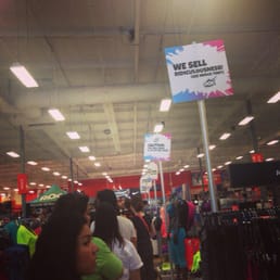 Horrible location for bib pick up. And a long ass line. Horrible location for bib pick up. And a long ass line.