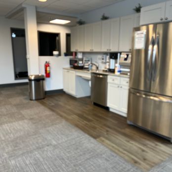 Office Evolution Summit - Fully equipped kitchen. - Shared Office Spaces Near Me - Summit, New Jersey