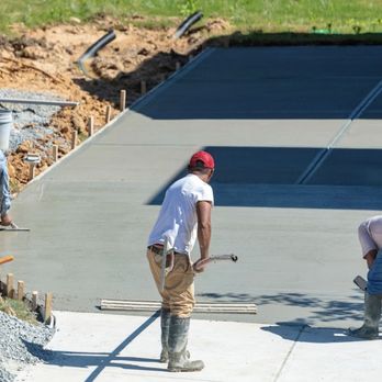 P7 Concrete & Landscaping - workers pouring concrete - Masonry/Concrete Near Me P7 Concrete & Landscaping - workers pouring concrete - Masonry/Concrete Near Me