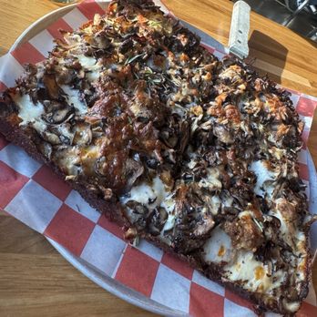 Great Notion Brewing - NW28th - Mushroom and sausage pizza - Brewpubs Near Me - Portland, Oregon Great Notion Brewing - NW28th - Mushroom and sausage pizza - Brewpubs Near Me - Portland, Oregon