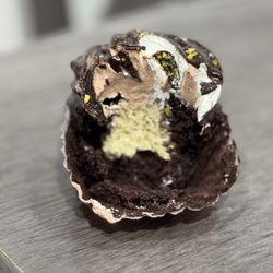 Cafe Pierrot - Dubai chocolate cupcake