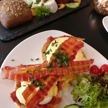 Café Mütlich - Eggs Benedict + a self combined plate of items - Cafes Near Me - Berlin, BE Café Mütlich - Eggs Benedict + a self combined plate of items - Cafes Near Me - Berlin, BE