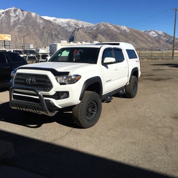 Top-IT Pickup Covers - Front angle view of an M.X. Series on a new short bed Tacoma - Trailer Repair Near Me - Springville, Utah Top-IT Pickup Covers - Front angle view of an M.X. Series on a new short bed Tacoma - Trailer Repair Near Me - Springville, Utah