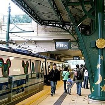 港鐵迪士尼站 - On the platform outside the Disneyland MTR - Train Stations Near Me - Hong Kong, HK