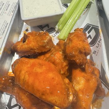 5 Under Golf Center - Buffalo hot wings - Golf Equipment Near Me - Beaumont, Texas