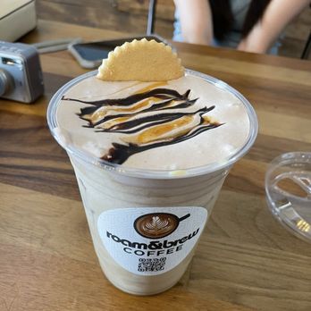 Roam & Brew Coffee - Ice vanilla chai with salted caramel mocha foam - Coffee & Tea Near Me - Montebello, California