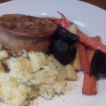 The Beaufort - Chicken and leek pie - British Near Me - London, XGL