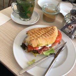 minibar Cafe & Kunst - Panini Schinken mit Pfefferminz-Tee