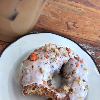 Foto de Browny Coffee Roasters - Flushing, NY, Estados Unidos. Carrot cake donut  and raspberry latte.  The donut tasted great, its texture was soft and moist just they way it should be!