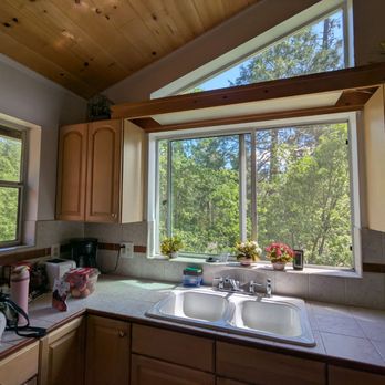 Silver Pines Lodge - Kitchen window view Mama Bear - Hotels Near Me - Idyllwild, California Silver Pines Lodge - Kitchen window view Mama Bear - Hotels Near Me - Idyllwild, California