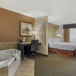 Best Western Plus Country Inn & Suites - Whirlpool Room