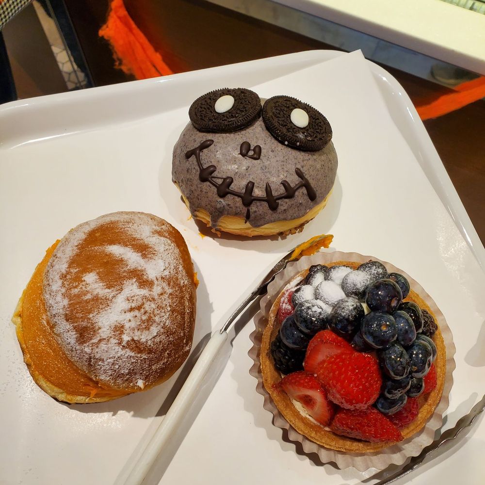Paris Baguette - Pumpkin King Cream Donut, Halloween scream donut, and berry tart - Bakeries Near Me - New York, New York Paris Baguette - Pumpkin King Cream Donut, Halloween scream donut, and berry tart - Bakeries Near Me - New York, New York