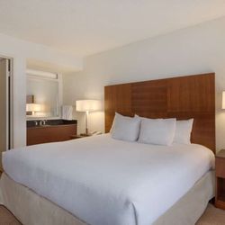 Embassy Suites by Hilton Baton Rouge - Guest room
