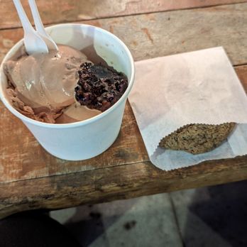 à la minute - Chocolate lavender with cocoa bits in honey + buckwheat cookie - Ice Cream & Frozen Yogurt Near Me - Redlands, California