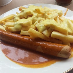 Pommeserei - Currywurst und Pommes mit Joppisauce - alles vegan für 4,90€ :)