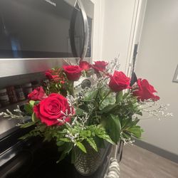 Fiddlehead Florals - 1 dozen red roses