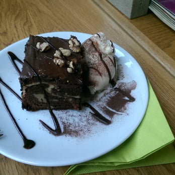 Brownies - Walnussbrownie mit Vanilleeis - Cafes Near Me - Cologne, NW Brownies - Walnussbrownie mit Vanilleeis - Cafes Near Me - Cologne, NW