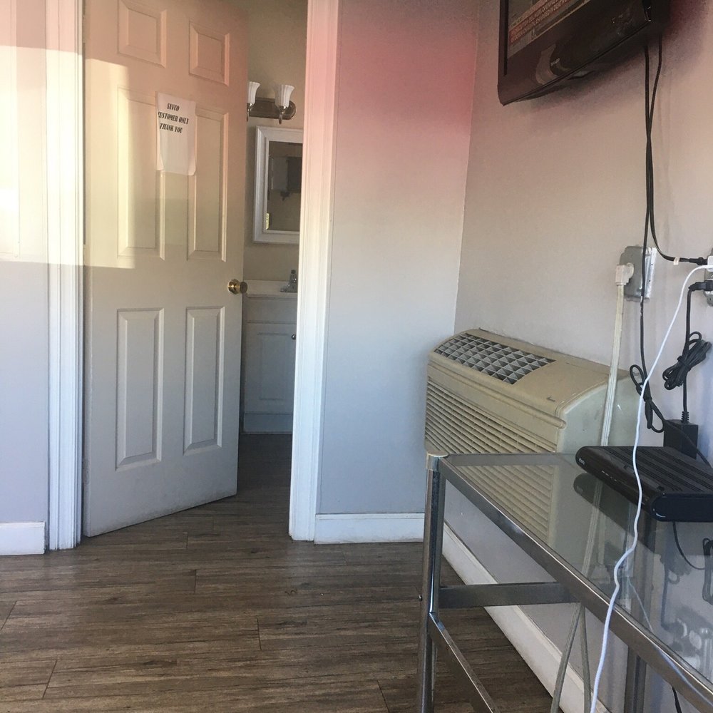 Savco - Lobby area ( tv, bathroom, and a place for me to charge my old IPhone) - Auto Repair Near Me - Laurel, Maryland Savco - Lobby area ( tv, bathroom, and a place for me to charge my old IPhone) - Auto Repair Near Me - Laurel, Maryland