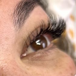 LashOut by Hanh Ganzman - Hybrid touch up