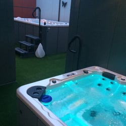 Spa Body and Face - Buiten is er een zalige jacuzzi en zwembad met jetstream