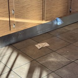 Arby's - Filthy floors