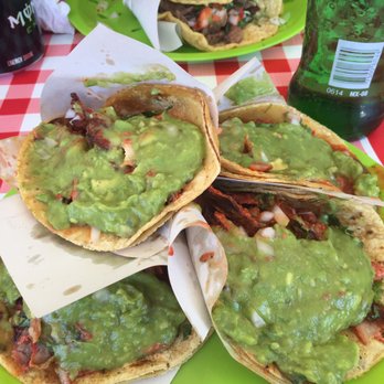 Tacos el Meño - They aren't cheap on guacamole . All tacos get this much guacamole, unless you don't like it , and it's delicious. - Mexican Near Me - Tijuana, BCN