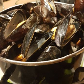Poules Moules - Mussels in white wine - Belgian Near Me - Bruges, VWV Poules Moules - Mussels in white wine - Belgian Near Me - Bruges, VWV