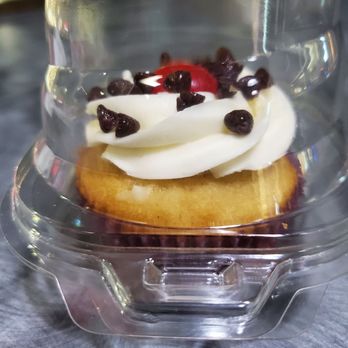Solamente Pizza - Cannoli Cupcake ($4.00) - Pizza Near Me - Las Vegas, Nevada Solamente Pizza - Cannoli Cupcake ($4.00) - Pizza Near Me - Las Vegas, Nevada