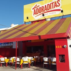 Las Adoraditas - Fachada principal, con mesitas para comer ahí mismo.
