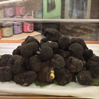Taverna Trilussa - Fresh black truffles - Roman Near Me - Rome, RM