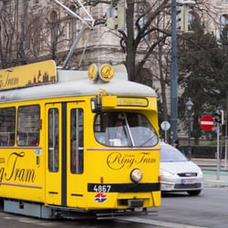 Vienna Ring Tram - .... sie kommt