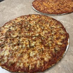 Fox’s On Wolf - Sausage Pizza