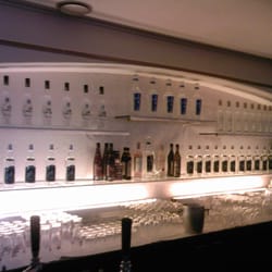 glasnost vodka lounge - vodkawand hinter der theke im glasnost. kein breites, aber ein hervorragendes vodka-angebot.