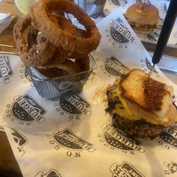 Grilled cheese turkey smash burger with onion rings Grilled cheese turkey smash burger with onion rings