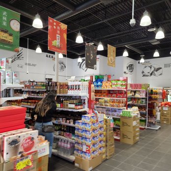 Kuo Hua Trading - Shot of one half of the interior. My other picture came out blurry lol - Imported Food Near Me - Markham, Ontario