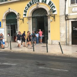 Ascensor da Bica - bottom entrance