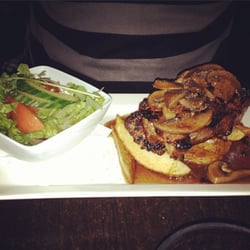 The Metz - Chargrilled porterhouse steak topped with a green peppercorn and roast mushroom sauce, sorry for the horrid photo!!