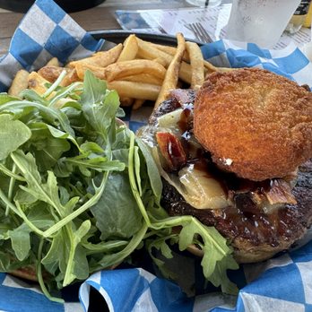 Fifth Avenue Streatery - Mount Dora Burger - American Near Me - Mount Dora, Florida