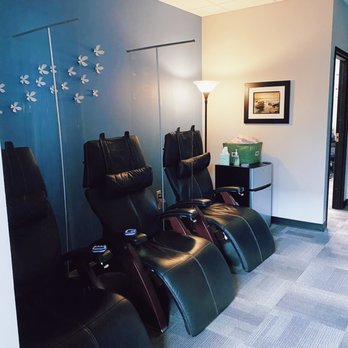 Elite Chiropractic NW - Resting chairs with dividers - Chiropractors Near Me - Bothell, Washington Elite Chiropractic NW - Resting chairs with dividers - Chiropractors Near Me - Bothell, Washington